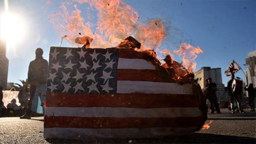 Argentinos queman bandera de EEUU en protesta anti-G20